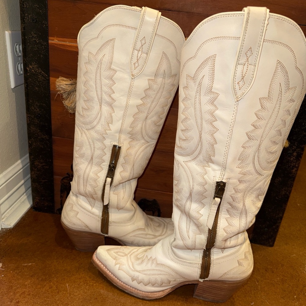 Ariat Casanova Classic White Leather Western Boots - Stylish Cowboy Boot Design